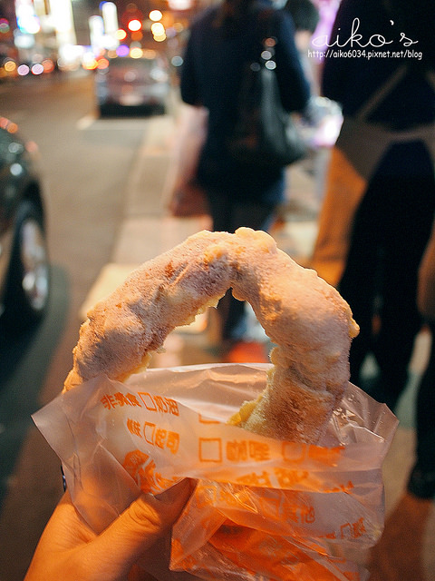 【台北大同】後車站批發街美食～脆皮鮮奶甜甜圈＆黃福龍脆皮蔥油餅＆營養三明治＆正老牌豬血糕古早味炸粿。