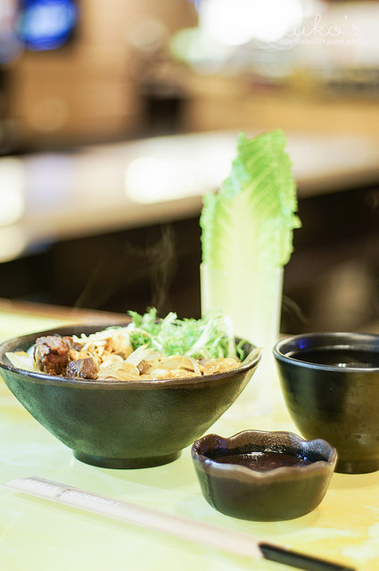 【日式割烹】開丼！燒肉vs丼飯～整塊松板豬丼飯讓人大大滿足＠微風廣場B1美食街。