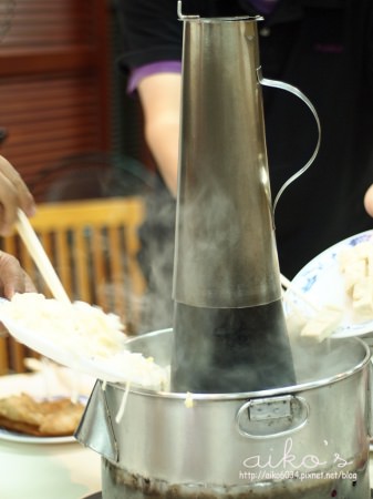 【來吃到飽】台電勵進酸菜白肉鍋餐廳，厚實Ｑ彈的白肉與脆薄蔥油餅超誘人。